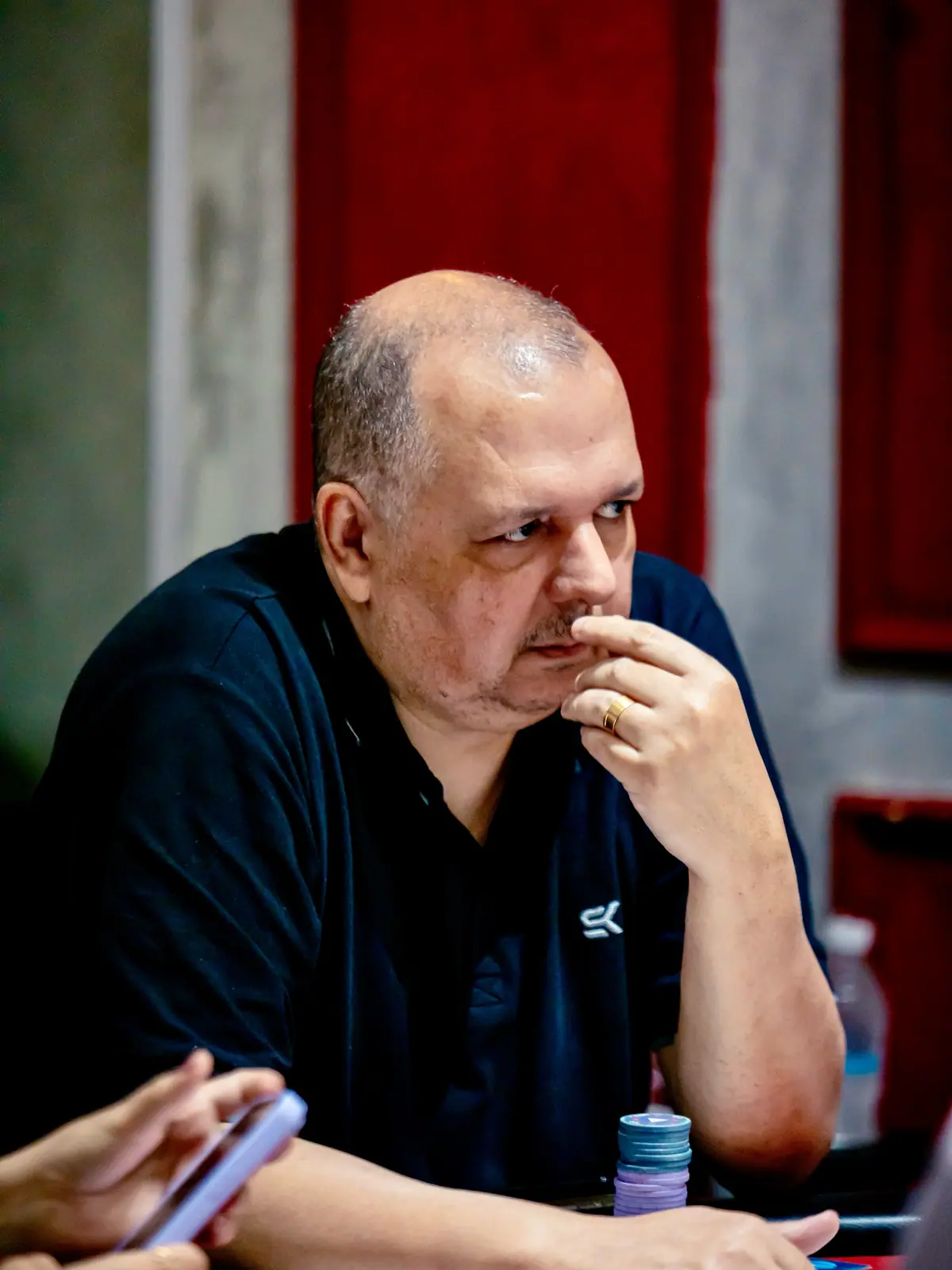 Ricardo Abreu, campeão do Last Chance da 5ª etapa, concentrado na mesa